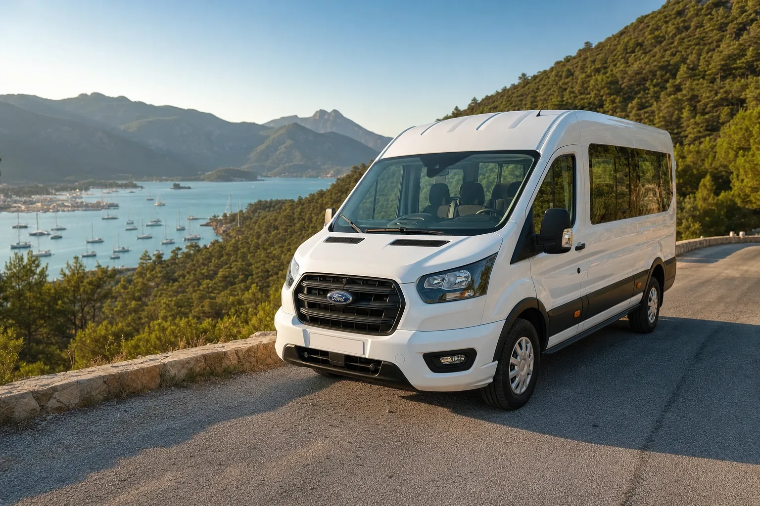 Marmaris koyuna bakan yamaç yolunda ilerleyen beyaz Ford Transit personel servis aracı