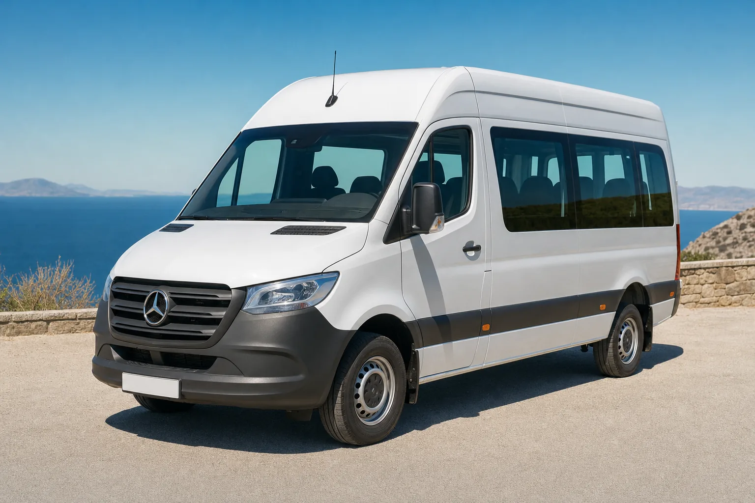 Muğla'da Ege kıyısında bekleyen bakımlı beyaz Mercedes-Benz Sprinter personel servis aracı