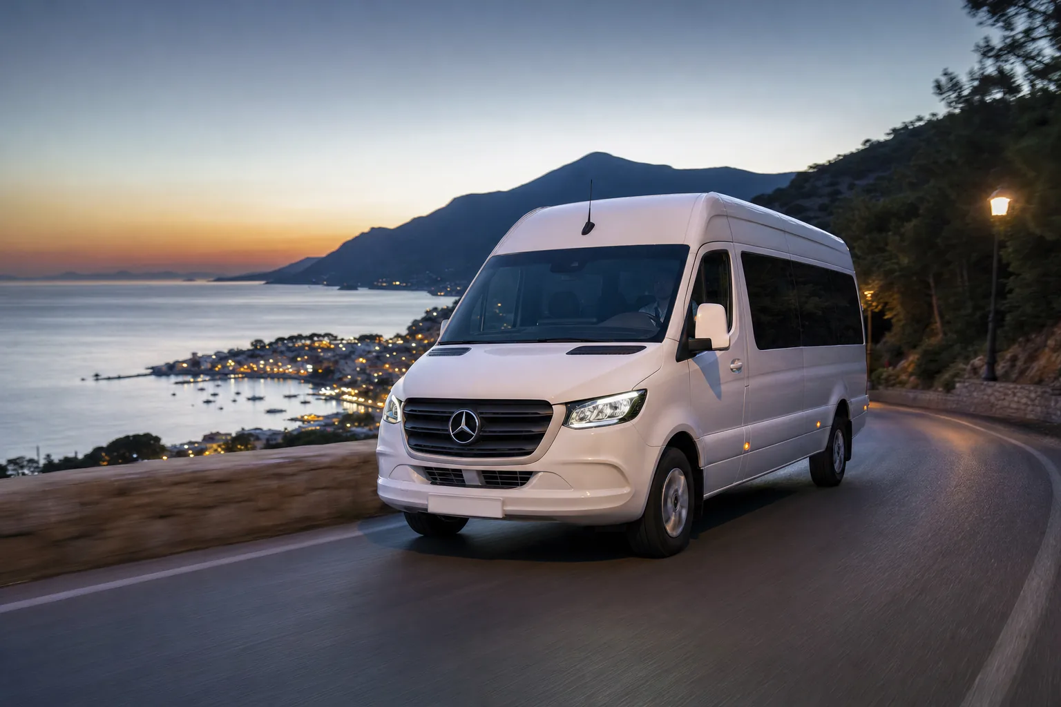 Muğla sahil yolunda akşam vardiyası sonrası otel personelini taşıyan beyaz Mercedes-Benz Sprinter servis aracı
