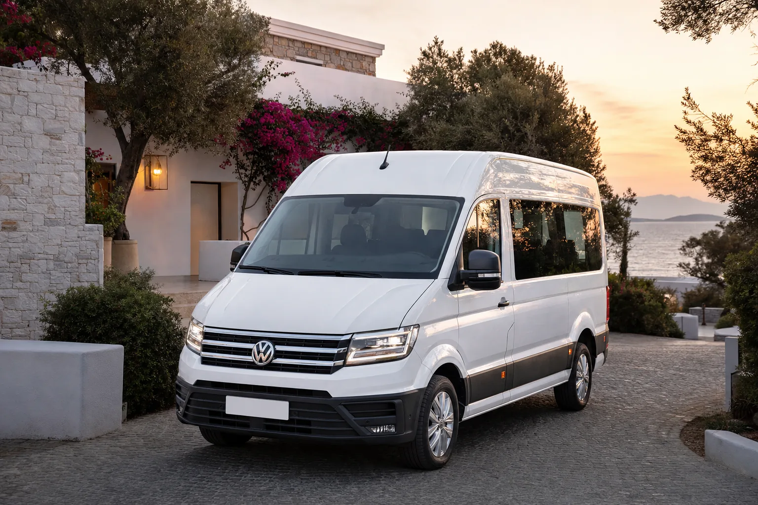Bodrum'da bir tatil otelinin personel girişinde gün doğumunda bekleyen beyaz Volkswagen Crafter servis aracı